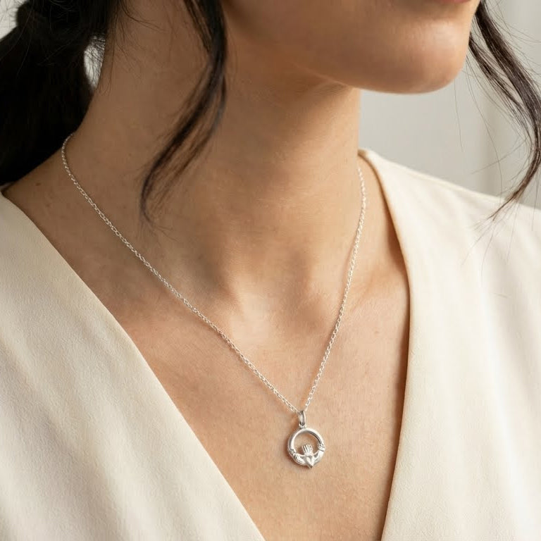 Claddagh Pendant with Adjustable Chain (46/51 cm)